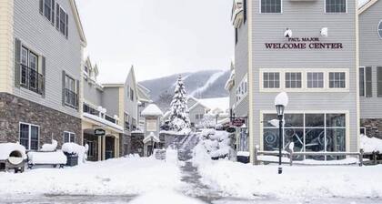 Country Charm condo with gym, pool, hot tub & ski-in/ski-out access and king bed