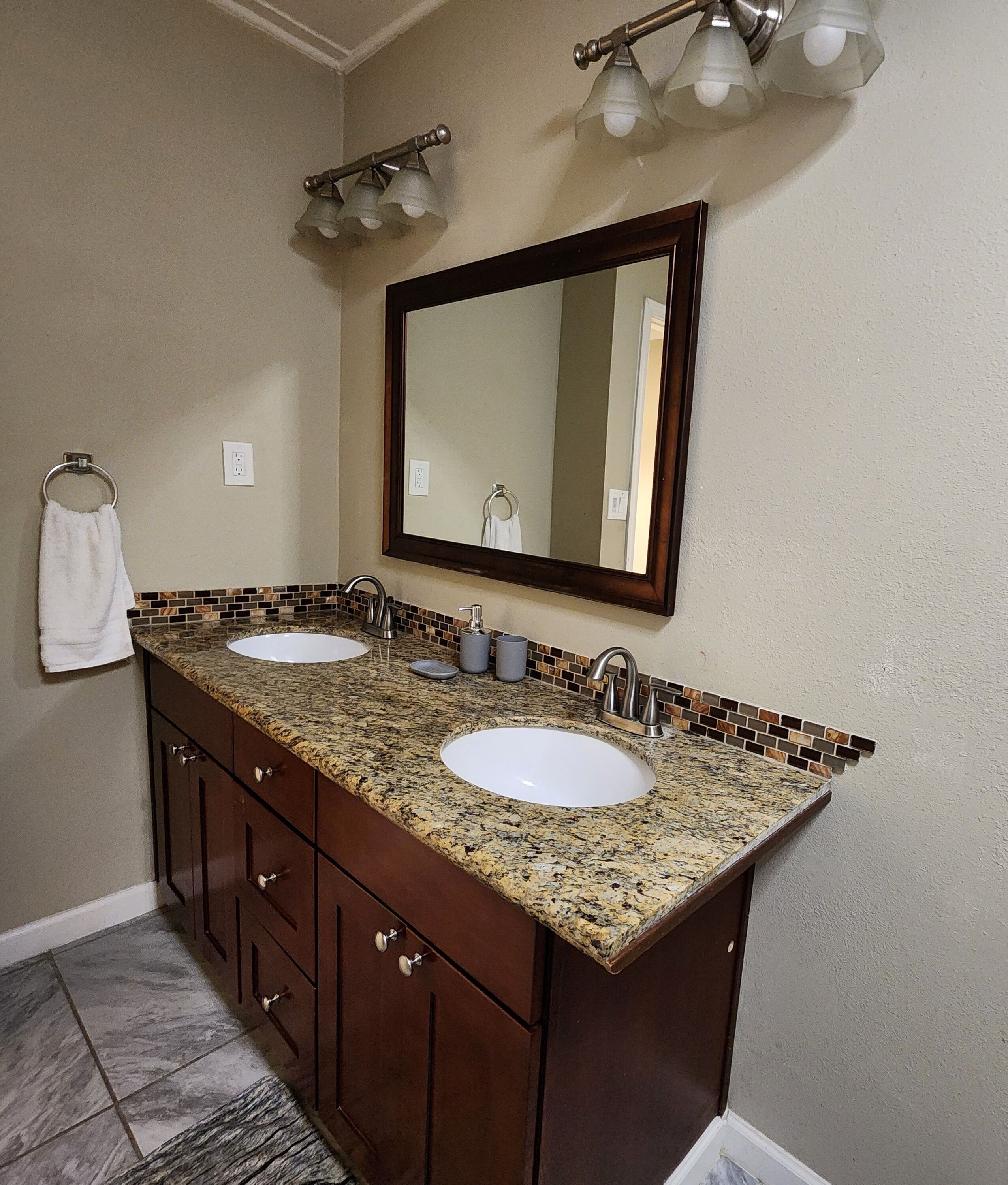 吹风机、毛巾、肥皂、洗发水