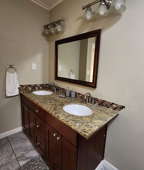 Haartrockner, Handtücher, Seife, Shampoo