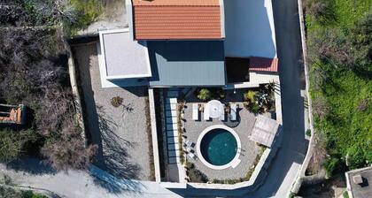 SunKeramos Retreat -Free*Heated Pool Private Villa