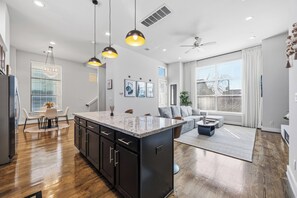 Living area - Luxury 3Bed/3.5Bath Townhome 10 Minutes from Downtown HTX (Houston)