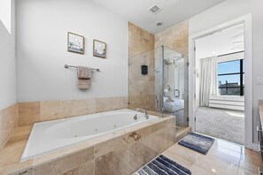 Een bubbelbad, een haardroger, handdoeken, zeep