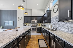 Private kitchen - Luxury 3Bed/3.5Bath Townhome 10 Minutes from Downtown HTX (Houston)