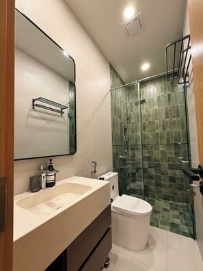 Doccia, asciugacapelli, bidet, asciugamani