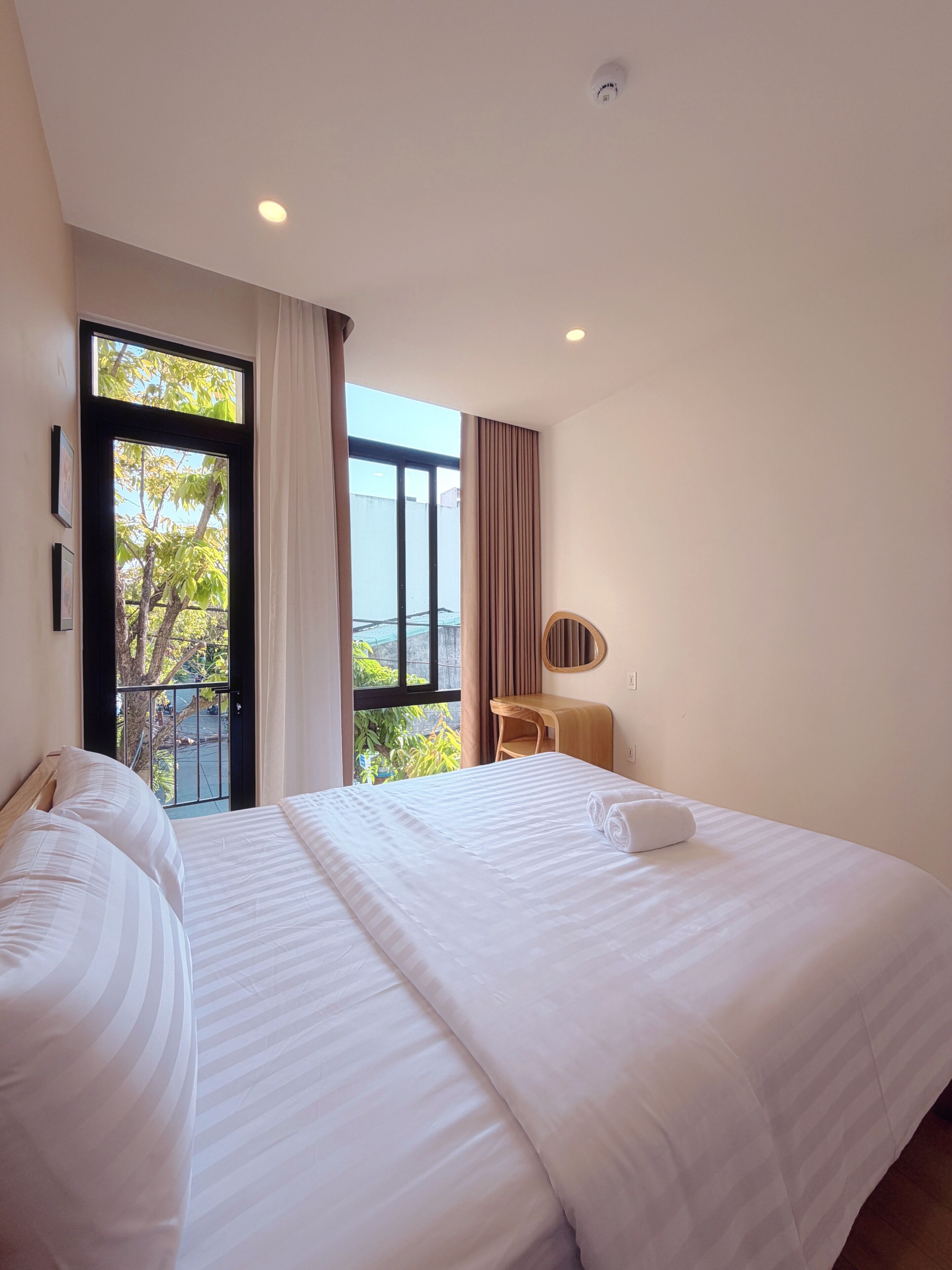 Iron/ironing board, WiFi, bed sheets