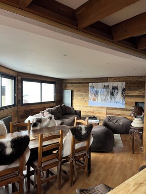 TV, books - Pilgrim's Cabin - A breathtaking view and close to everything! (Font-Romeu-Odeillo-Via)