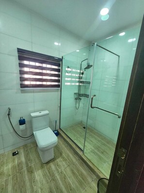 Shower, bidet, towels, soap - Smart 3-bedroom building in charming Lekki with AC for relaxing stays (Lekki)