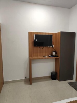 Deluxe Triple Room, City View | Interior