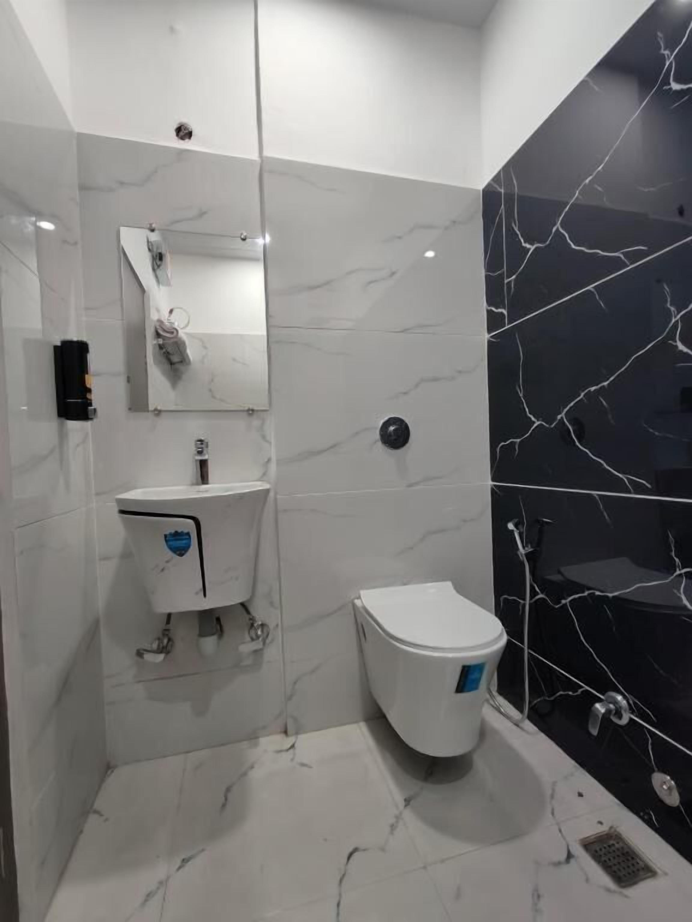 Deluxe Triple Room, City View | Bathroom | Shower, free toiletries, slippers, towels