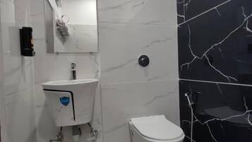 Kamar Triple Deluks, pemandangan kota | Kamar mandi | Shower, perlengkapan mandi gratis, sandal, dan handuk