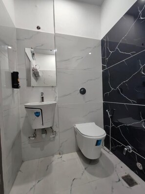 Phòng 3 Deluxe, quang cảnh thành phố | Phòng tắm | Buồng tắm vòi sen, đồ dùng nhà tắm miễn phí, dép đi trong nhà 