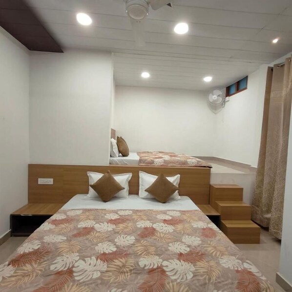Deluxe Quadruple Room - HOotel Golden Oak-5 min from temple (Amritsar)