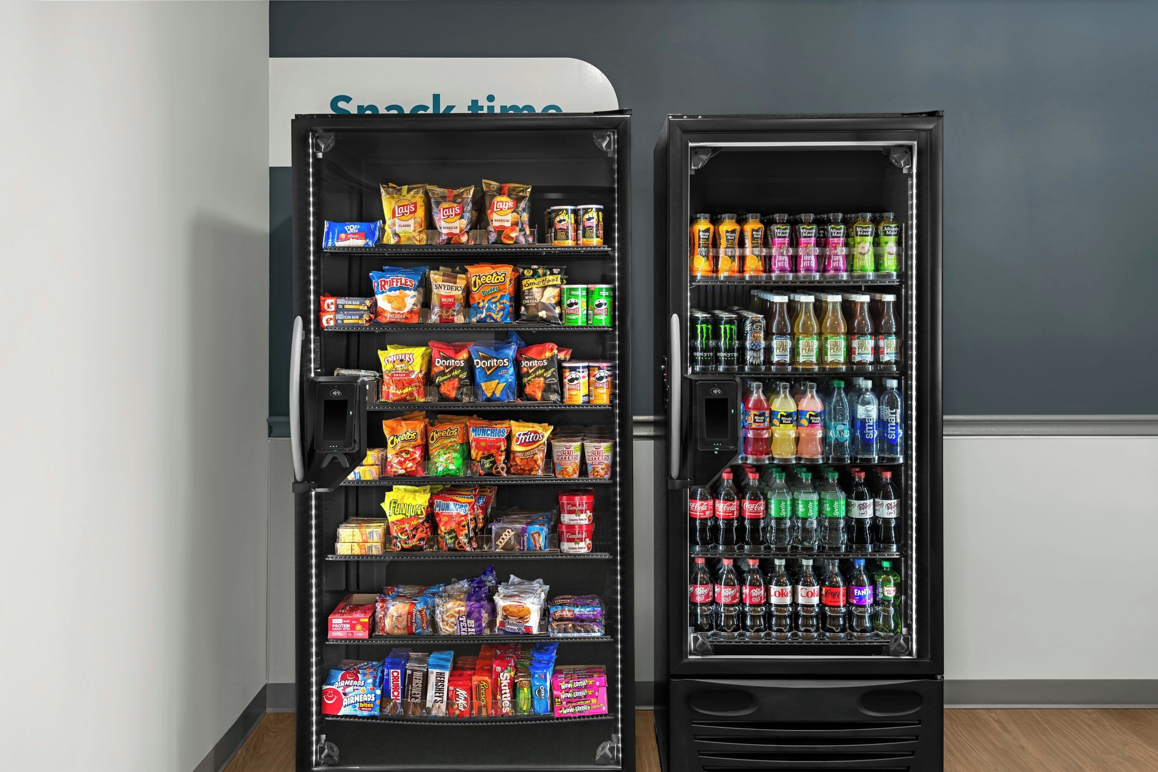 Máquina expendedora llena de refrigerios y bebidas.