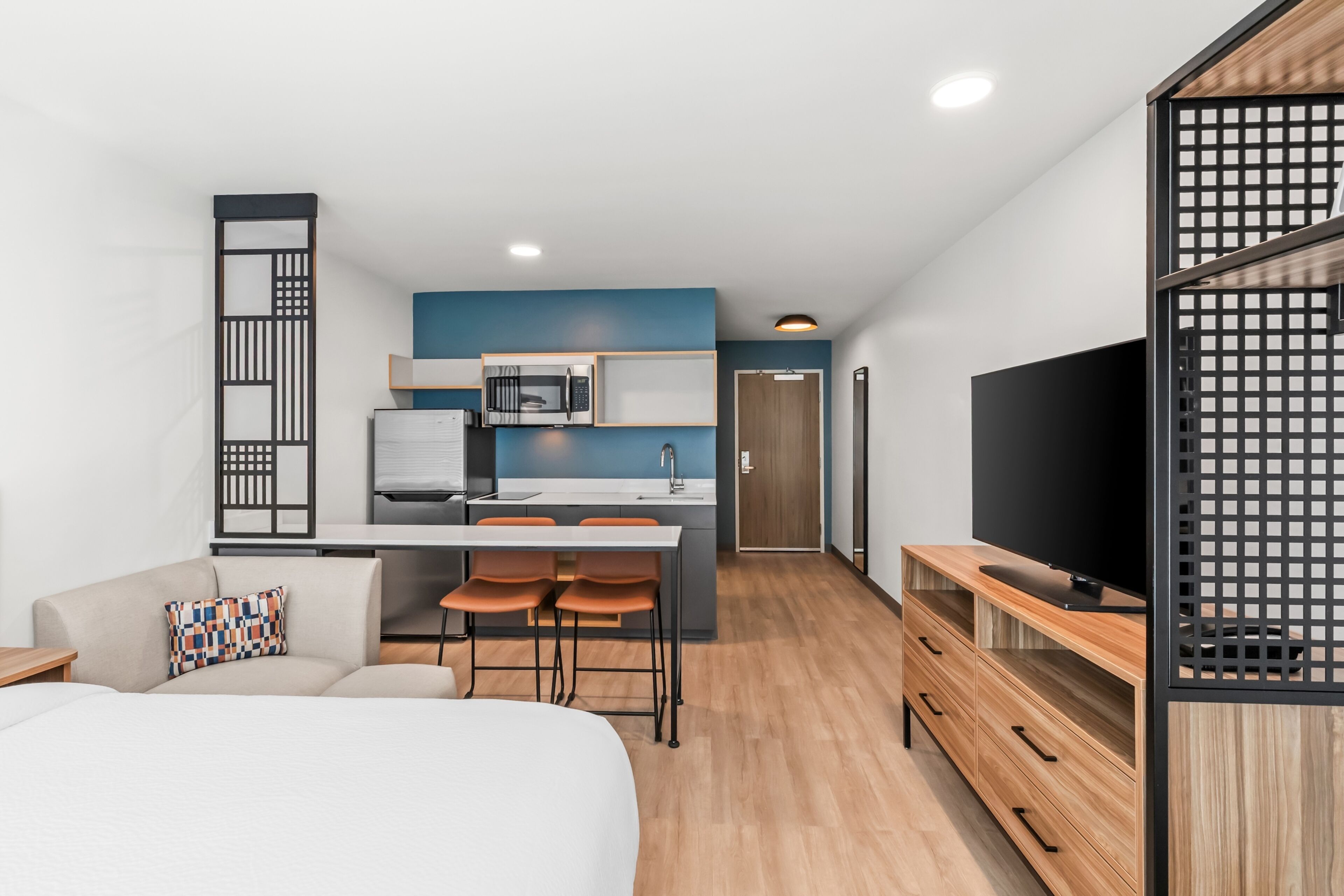 Studio, 1 Queen Bed | Desk, laptop workspace, blackout drapes, free WiFi