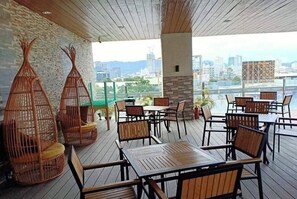 Outdoor dining - Sophisticated Studio Living in the heart of Cebu🏙 (Cebu City)