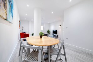 Dining - Luxurious 1 Bed Serviced Apt. 01 with Wi-Fi (Corby)
