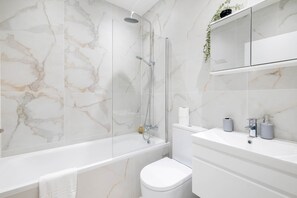 Hair dryer, towels, soap, shampoo - Luxurious 1 Bed Serviced Apt. 01 with Wi-Fi (Corby)