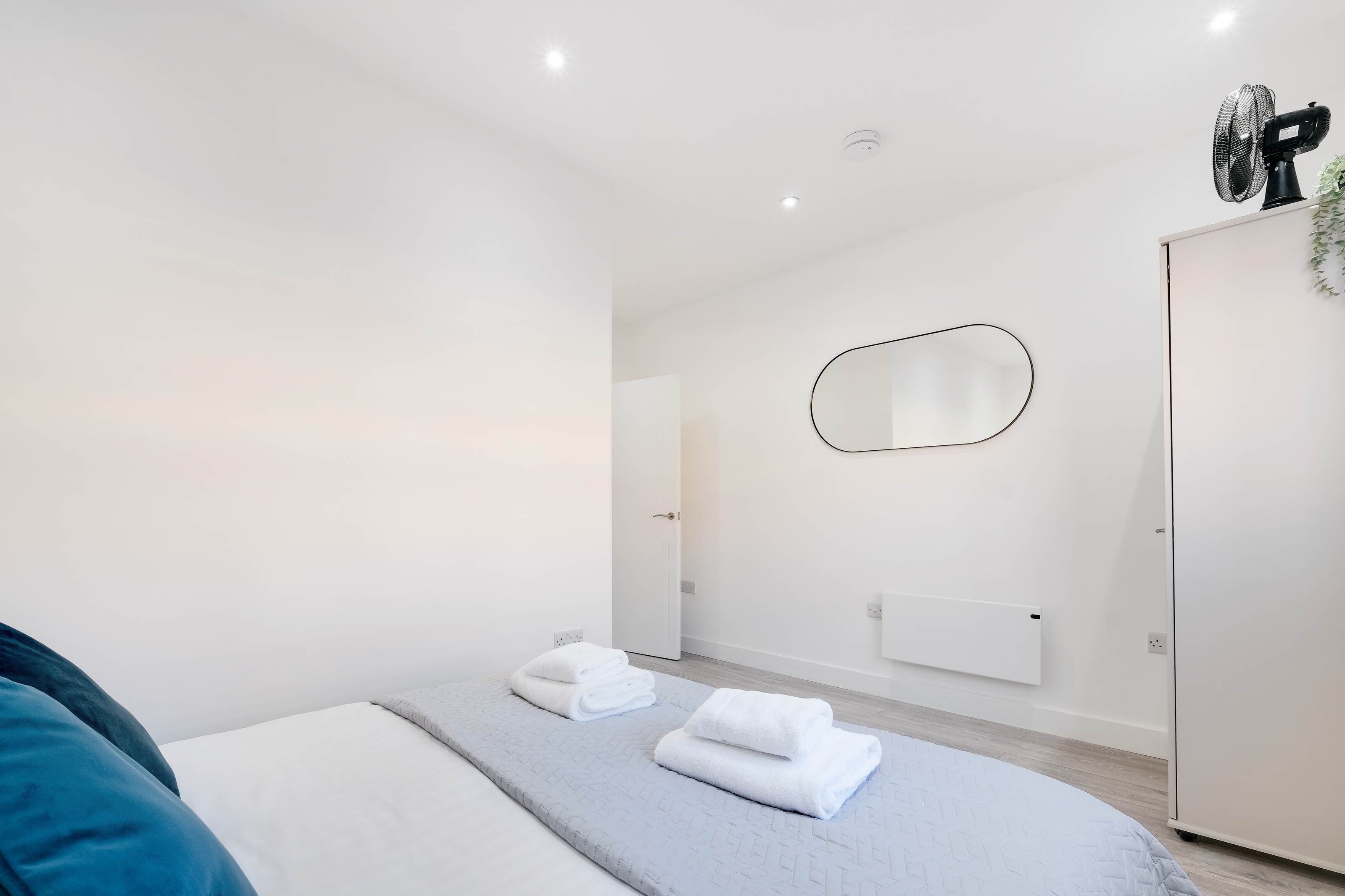 1 habitación, tabla de planchar con plancha, wifi gratis y ropa de cama 