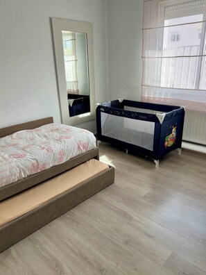 2 slaapkamers, een strijkplank/strijkijzer, internet, beddengoed
