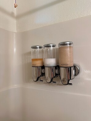 ヘアドライヤー、タオル、石鹸、トイレットペーパー