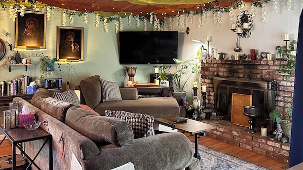 Una sala de estar acogedora con un sofá grande, un televisor de pantalla plana y una chimenea.
