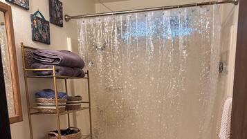 Articles de toilette écologiques, sèche-cheveux, serviettes fournies