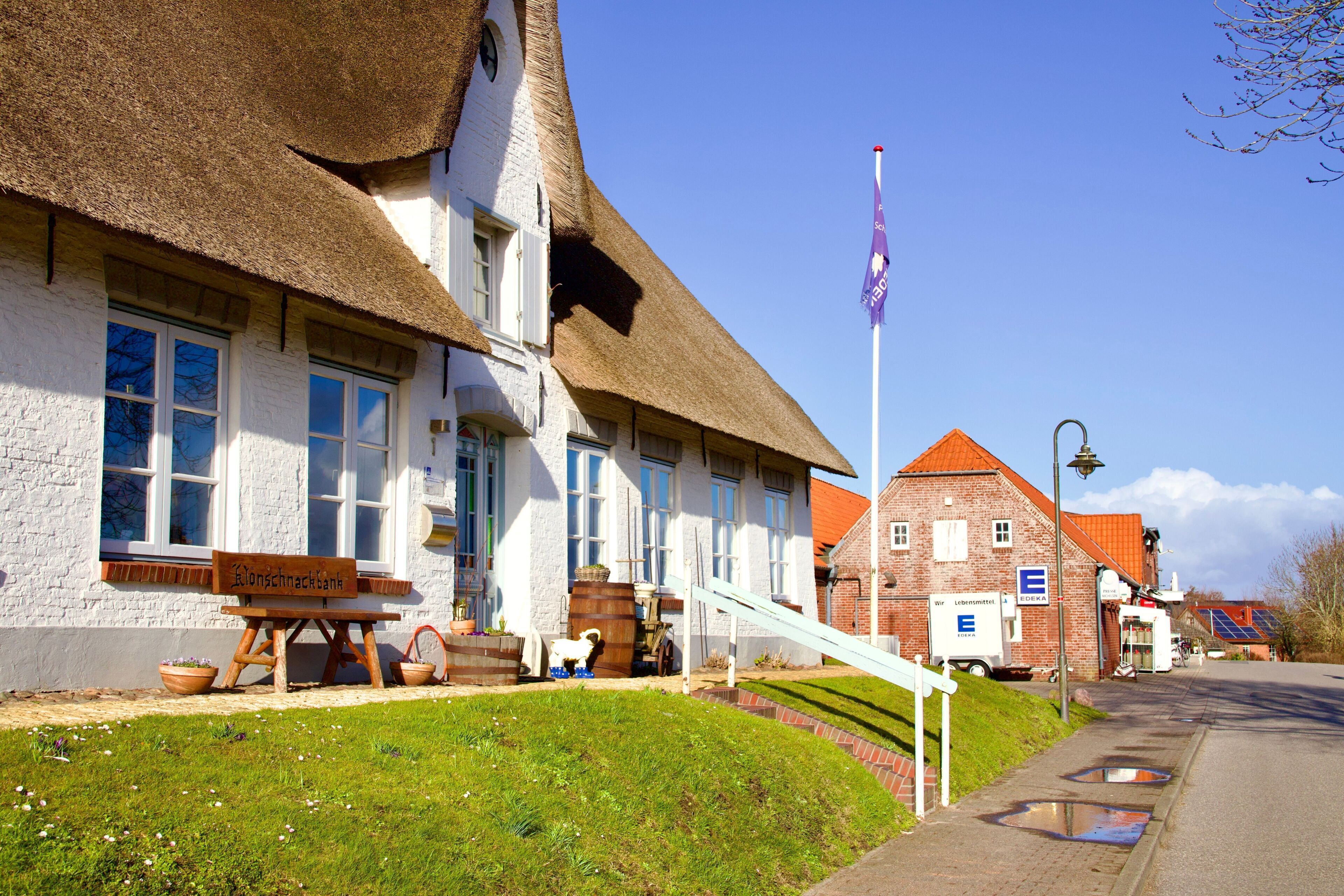 Klönschnackbank vor der Kirche