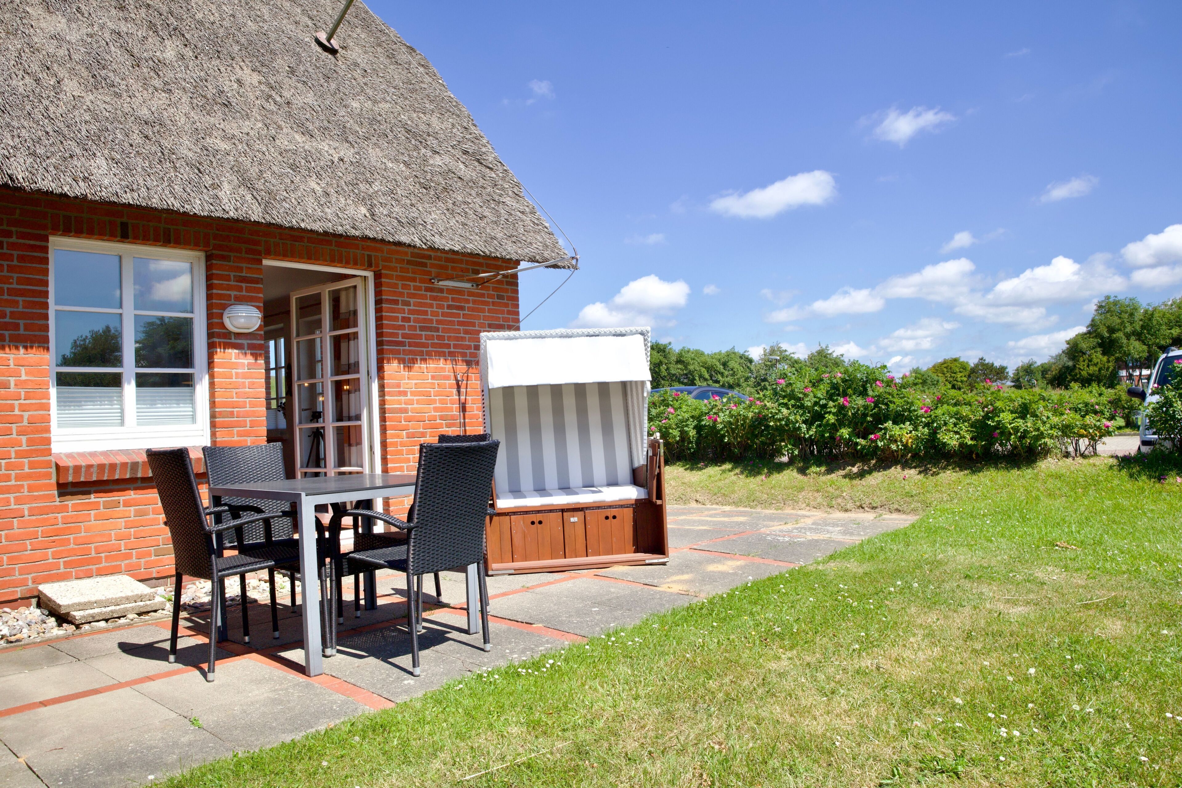 Ferienhaus mit Garten und Strandkorb in Meeresnähe