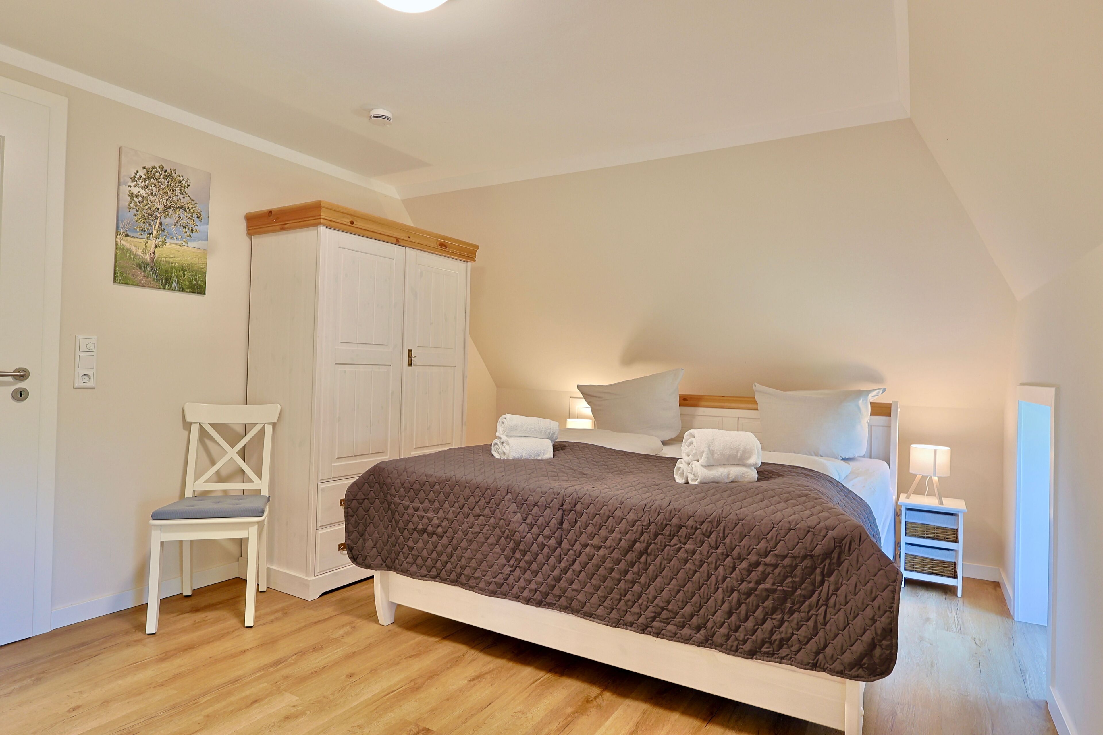 Schlafzimmer mit Doppelbett und eigenem En-Suite-Badezimmer