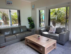 Smart TV, books - 3 Room,4 Beds. Warm 1 level Beauty for all family (Auckland)