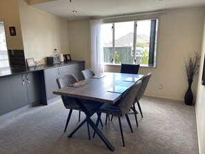 Dining - 3 Room,4 Beds. Warm 1 level Beauty for all family (Auckland)