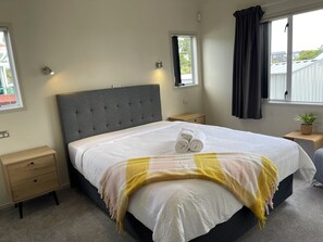 3 bedrooms, desk, iron/ironing board, free WiFi - 3 Room,4 Beds. Warm 1 level Beauty for all family (Auckland)