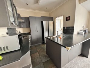 Fridge, microwave, stovetop, dishwasher - 3 Room,4 Beds. Warm 1 level Beauty for all family (Auckland)