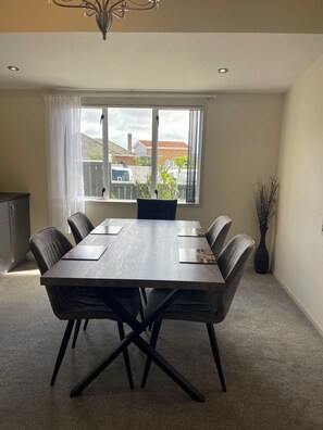 Dining - 3 Room,4 Beds. Warm 1 level Beauty for all family (Auckland)