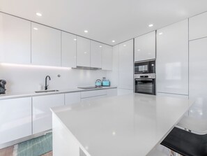 Fridge, microwave, dishwasher, cookware/dishes/utensils - Vista Park Residence by Interhome (Portimão)