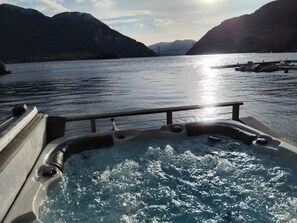 Baignoire à remous extérieure