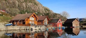 The pearl of the Lysefjord - the boathouse at Prekestolen