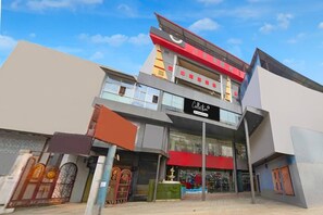 Unclassified image, 5 of 27, button - Collection O BHU Road Varanasi (Varanasi)