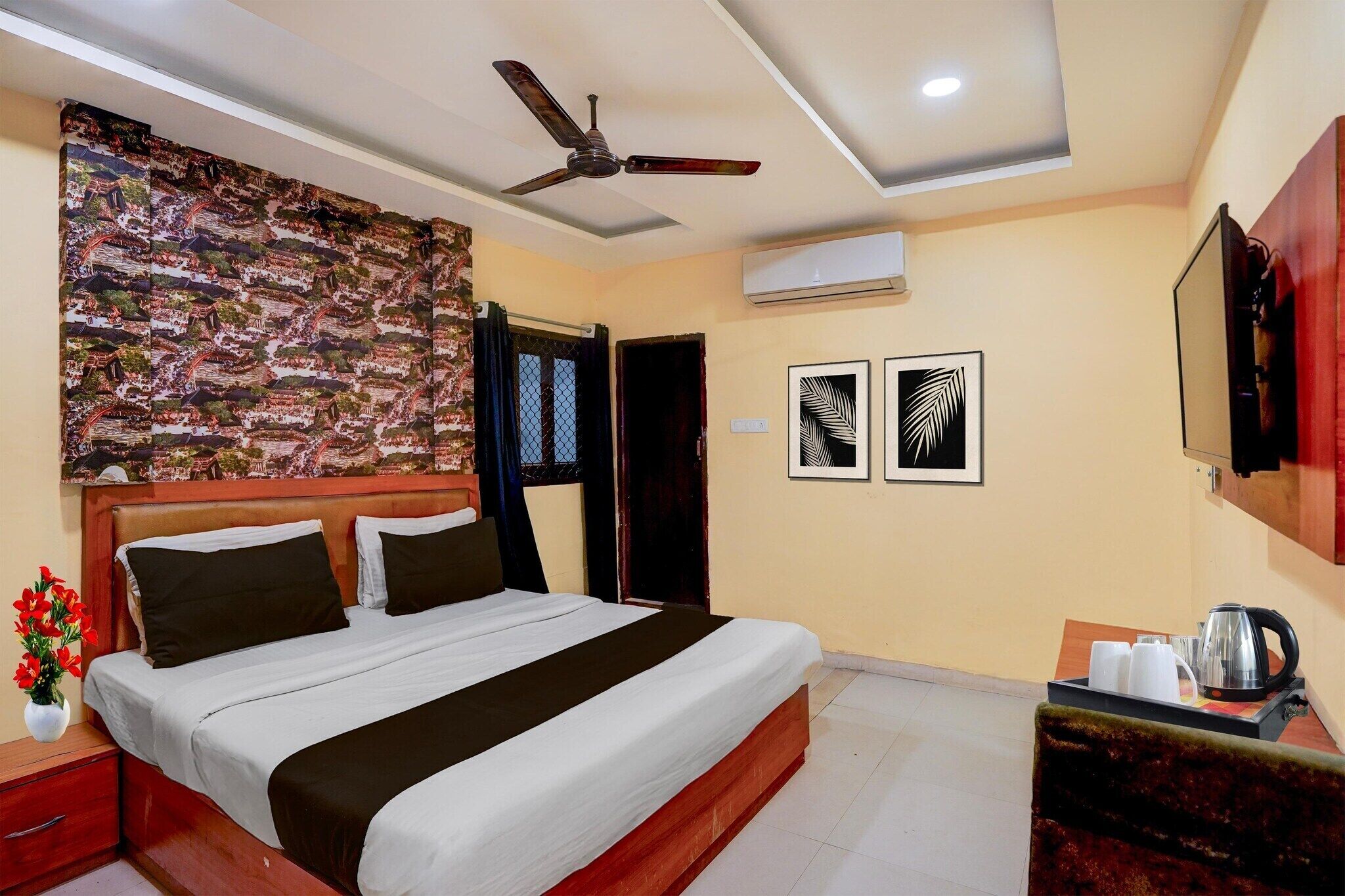 1 bedroom, desk, bed sheets