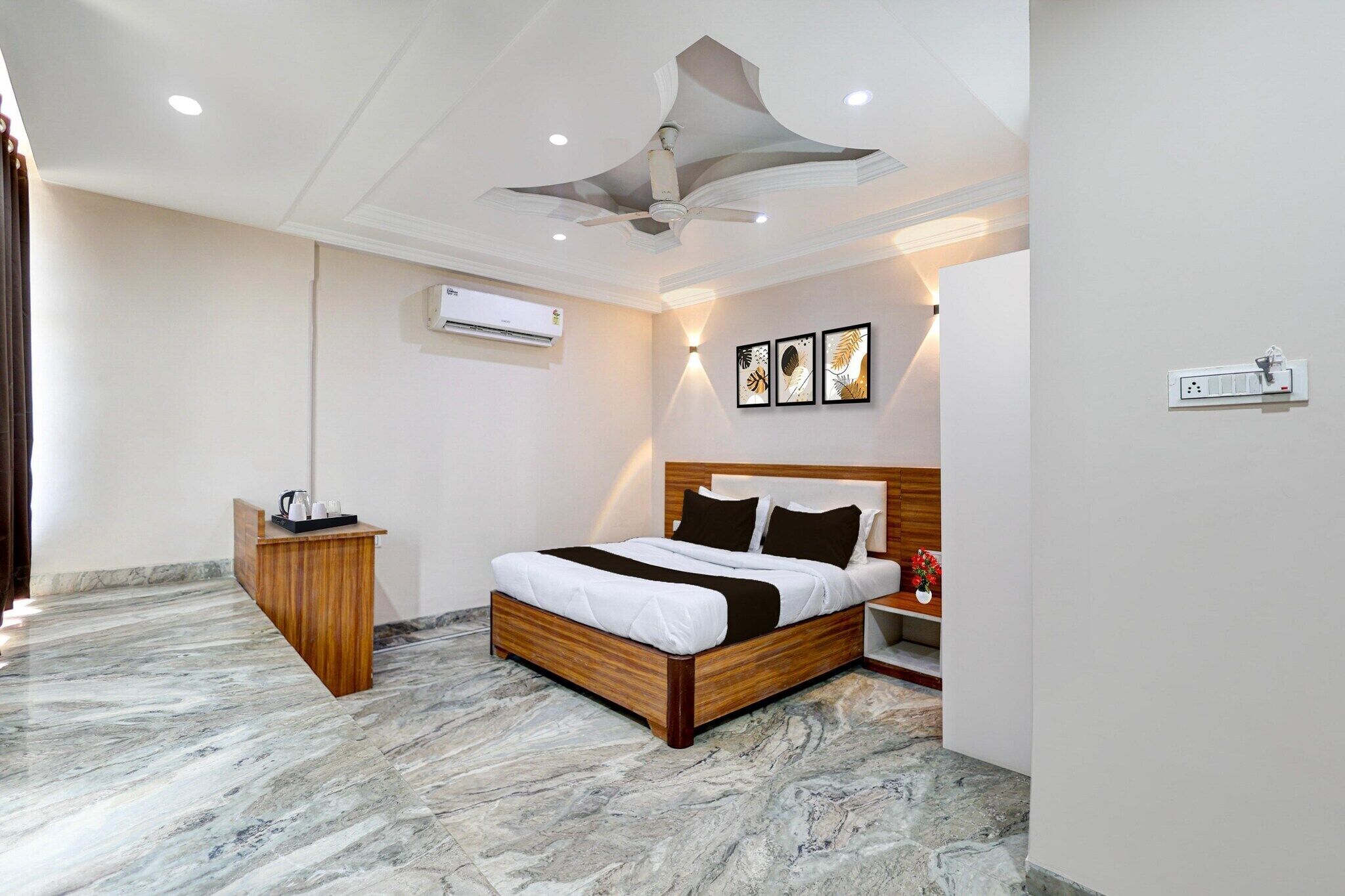 1 bedroom, desk, bed sheets