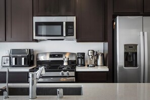 Microondas, horno, parrilla de estufa y lavavajillas 