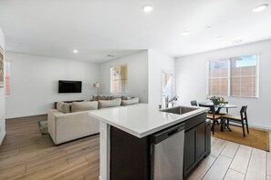 Interior - Spacious Henderson Home w/ Large Office (Henderson)
