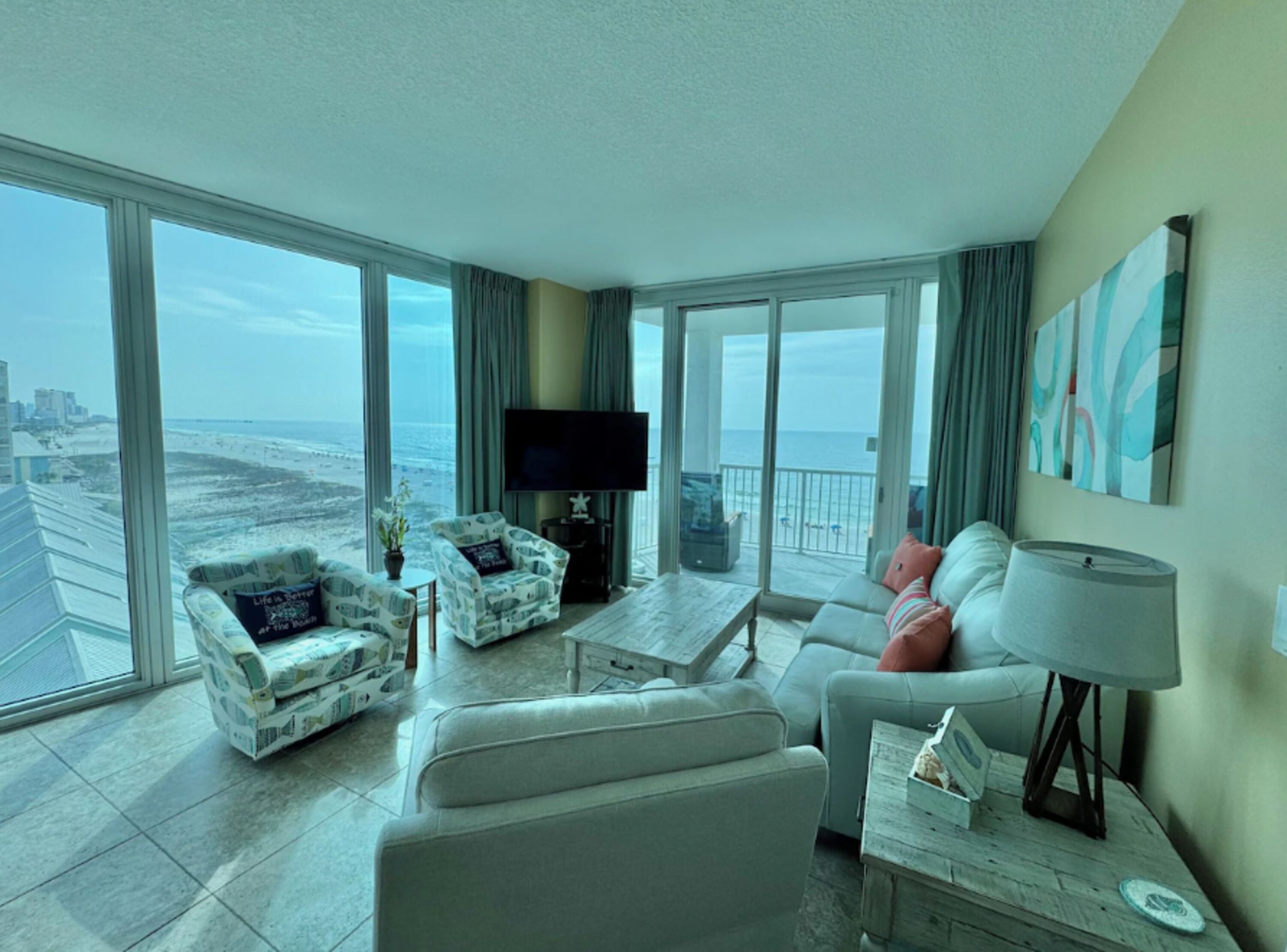 Familie appartement, balkon, uitzicht op het strand | Woonkamer | Een 32-inch smart-tv met digitale zenders