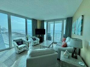 Condo dành cho gia đình, ban công, quang cảnh bãi biển | Phòng khách | Smart TV 32-inch có truyền hình kỹ thuật số 