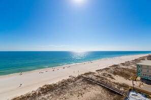 ซิกเนเจอร์คอนโด, 3 ห้องนอน, ระเบียง, วิวชายหาด | วิวจากห้องพัก