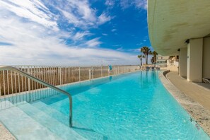 สระว่ายน้ำในร่ม, สระว่ายน้ำกลางแจ้ง