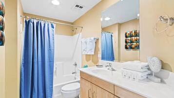 Une salle de bain avec une baignoire, des toilettes et un lavabo.
