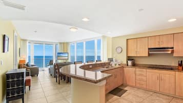 Signature Condo, 3 Bedrooms, Balcony, Beach View | Living room