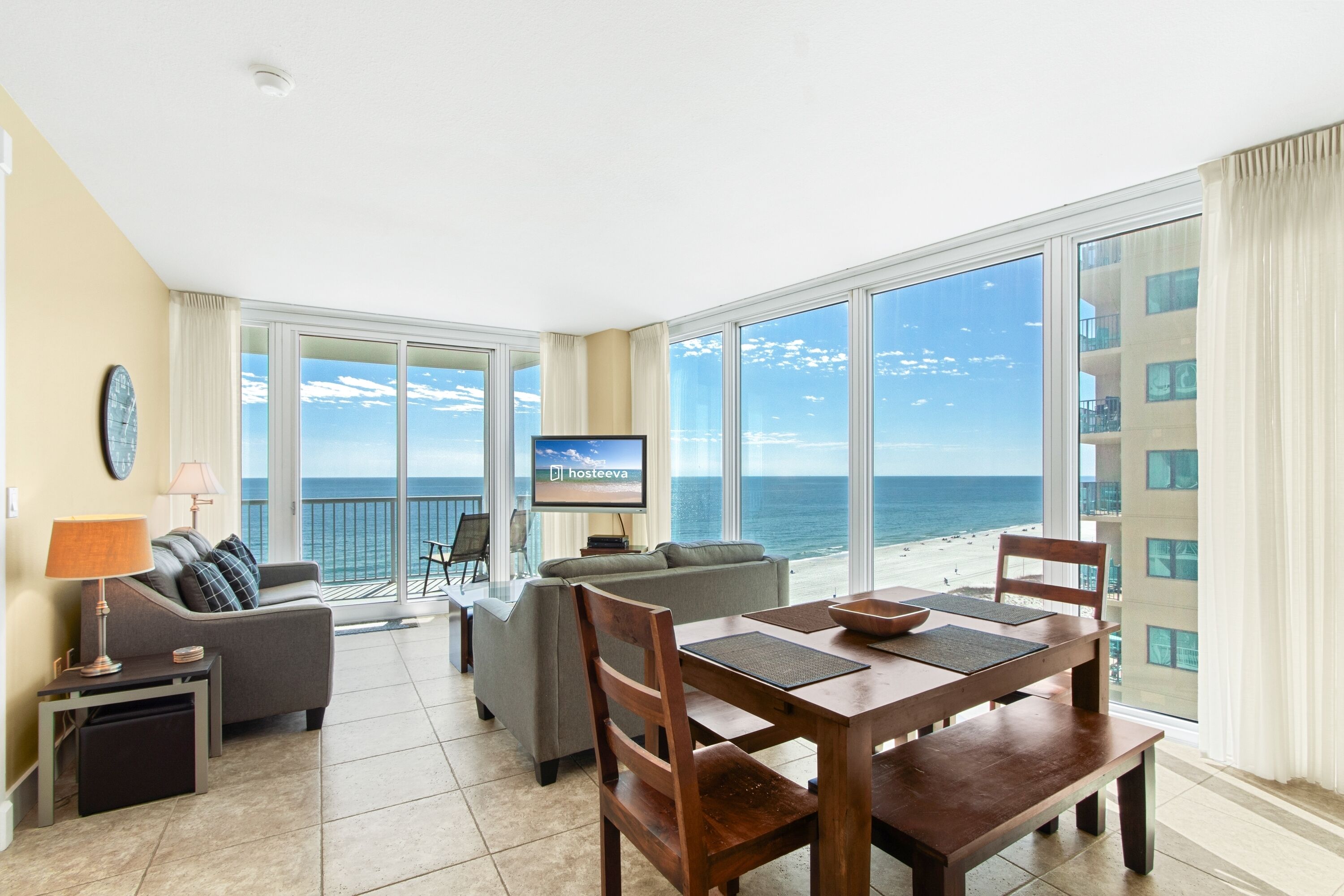 Apartamento Signature, 3 habitaciones, balcón, vistas a la playa | Servicio de comidas en la habitación