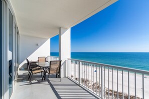 ซิกเนเจอร์คอนโด, 3 ห้องนอน, ระเบียง, วิวชายหาด | วิวระเบียง